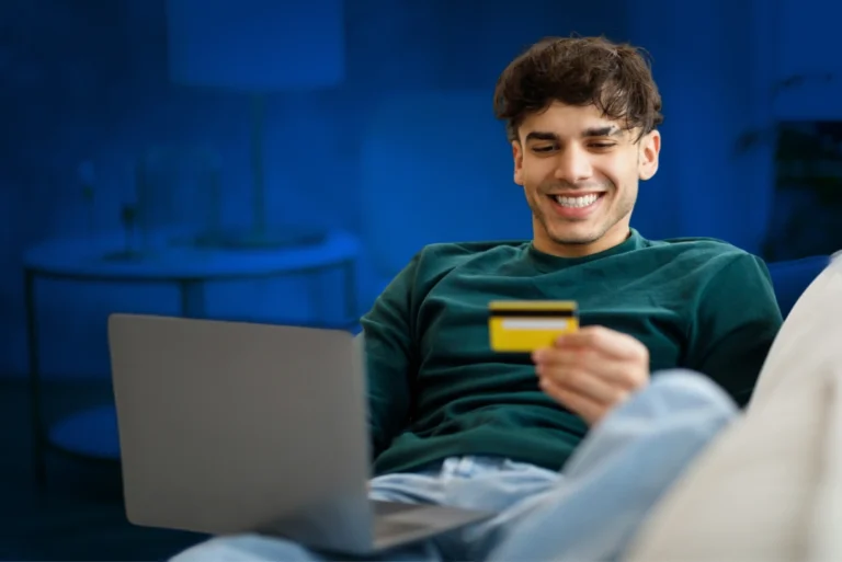 Foto de joven pagando con su tarjeta de crédito