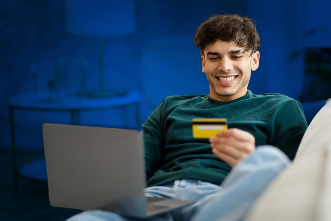 Foto de joven pagando con su tarjeta de crédito