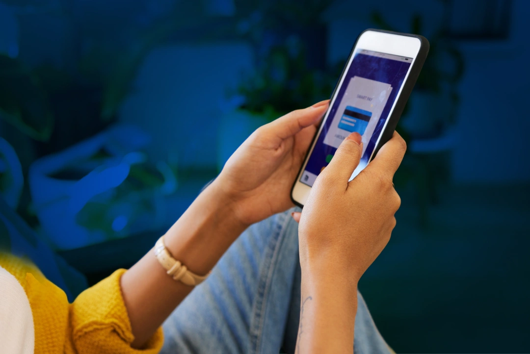 Persona con celular, accediendo a credito
