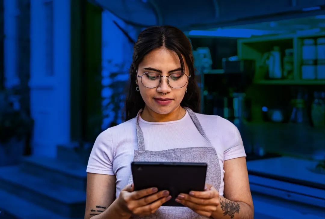 Persona trabajadora en negocio propio con aprobación de crédito en pantalla