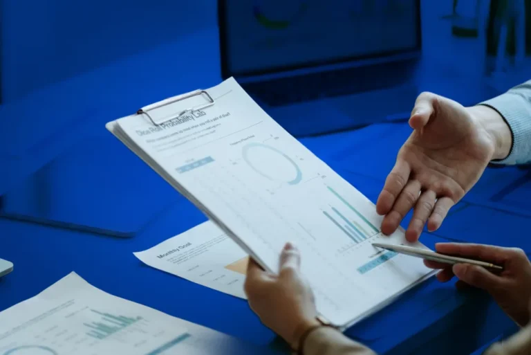 Profesional del sector financiero revisando el índice de cartera vencida de su entidad